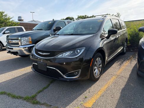Used 2018 Chrysler Pacifica Touring-L FWD image 2
