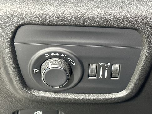 Used 2023 Jeep Grand Cherokee Laredo RWD image 10