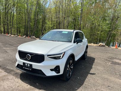New 2025 Volvo XC40 B5 Ultra w/ Climate Package
