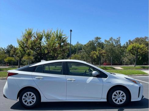 Used 2019 Toyota Prius LE image 2