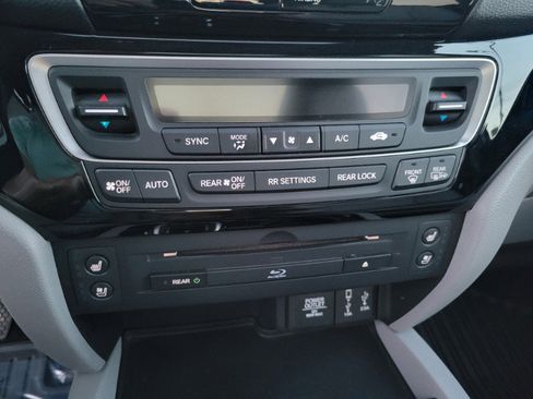 Used 2018 Honda Pilot Elite image 39