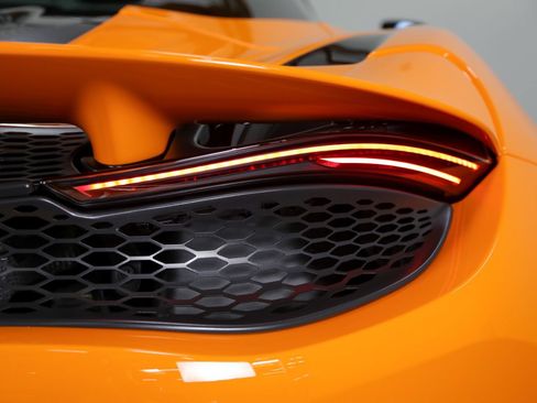 Used 2026 McLaren 750S Spider RWD image 24