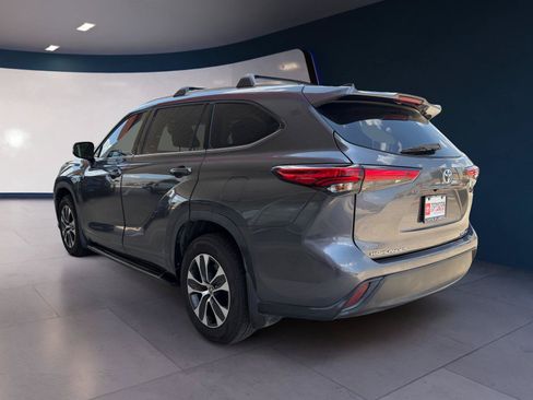 Used 2020 Toyota Highlander XLE AWD/4WD image 3