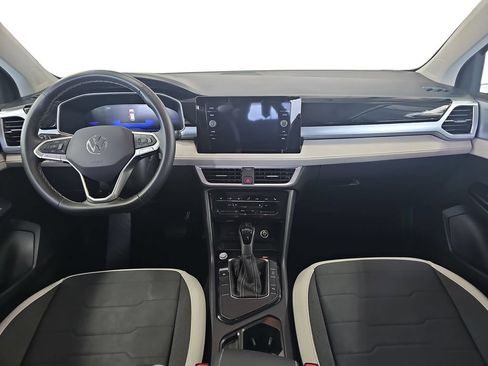 Used 2025 Volkswagen Taos SE FWD image 9