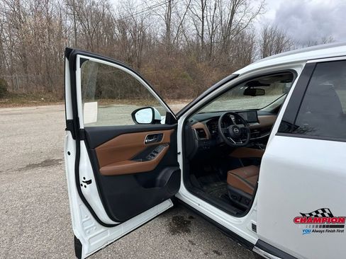 Used 2024 Nissan Rogue Platinum w/ Platinum Premium Package image 16