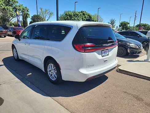 Used 2024 Chrysler Pacifica Touring-L FWD image 5