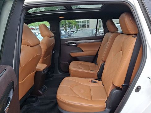 Used 2021 Toyota Highlander Platinum FWD image 10