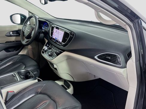 Used 2022 Chrysler Pacifica Touring-L FWD image 28
