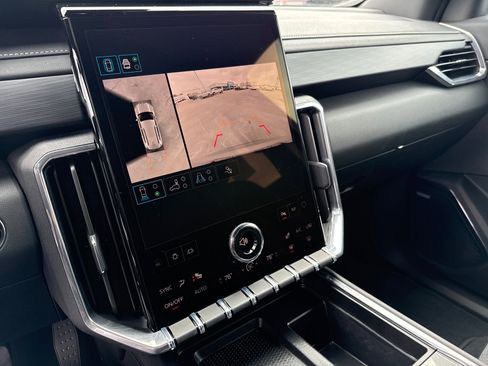 Used 2025 GMC Acadia Elevation image 17