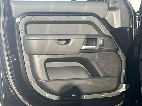 Used 2025 Land Rover Defender 110 V8 image 14