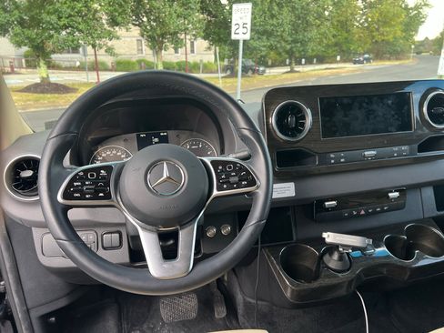 Used 2022 Mercedes-Benz Sprinter 3500 image 8
