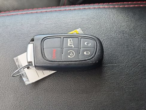 Used 2017 Jeep Cherokee Trailhawk AWD/4WD image 36
