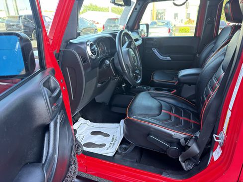 Used 2014 Jeep Wrangler Unlimited Sahara w/ Connectivity Group AWD/4WD image 11
