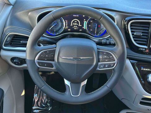 Used 2024 Chrysler Pacifica Touring-L image 12