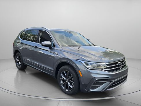 Used 2023 Volkswagen Tiguan SE w/ Panoramic Sunroof Package FWD image 8