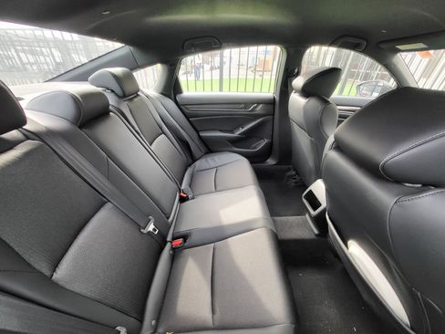 Used 2018 Honda Accord Sport image 9