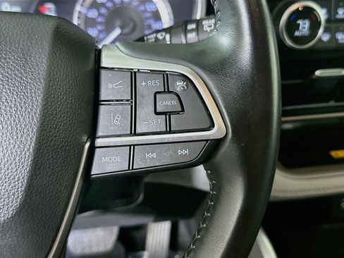 Used 2023 Toyota Highlander XLE FWD image 17