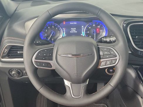 Used 2025 Chrysler Pacifica Pinnacle AWD/4WD image 16