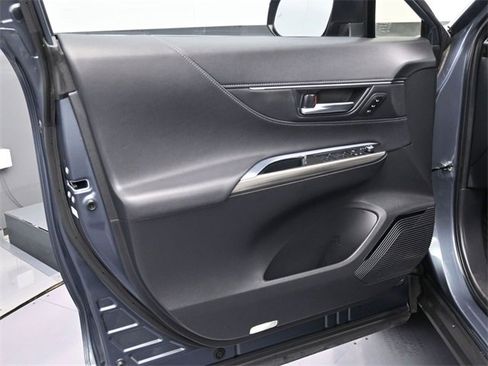Used 2023 Toyota Venza Limited image 3