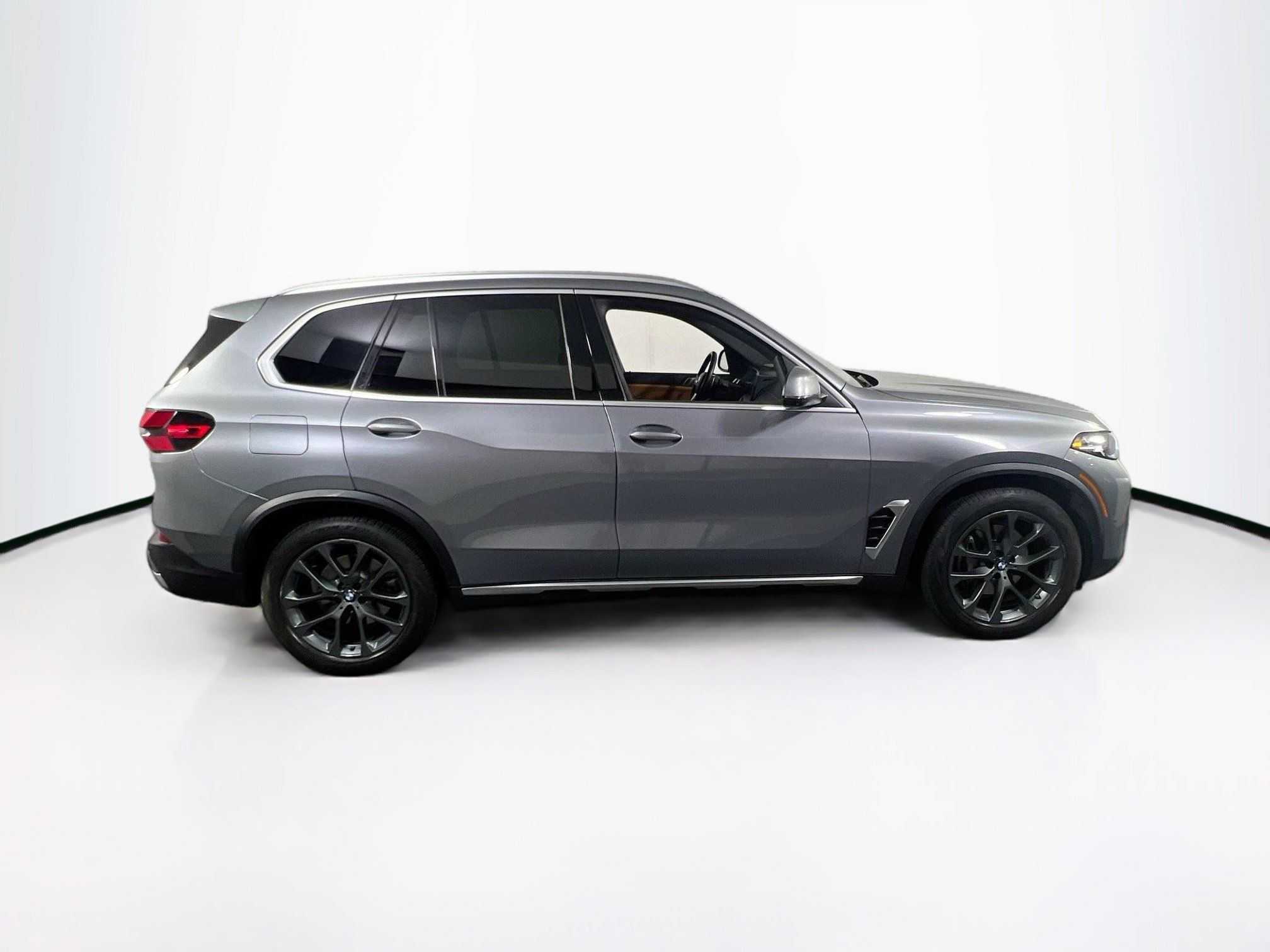 Used 2024 BMW X5 xDrive40i w/ Parking Assistance Package AWD/4WD image 4