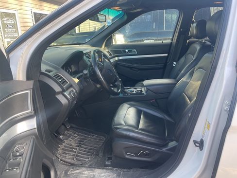 Used 2016 Ford Explorer XLT w/ Equipment Group 202A image 12