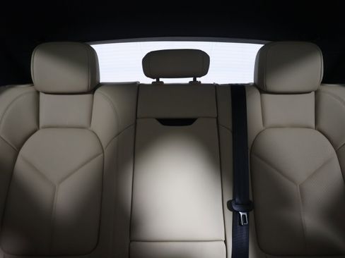 Certified 2025 Porsche Macan image 16