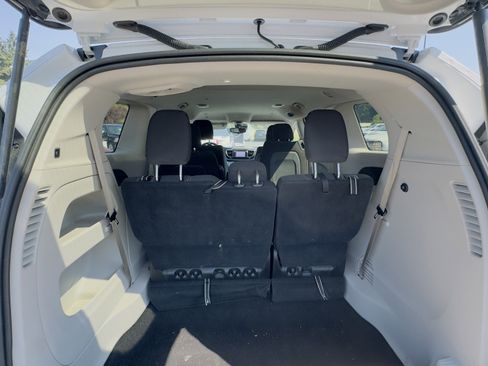 Used 2023 Chrysler Voyager LX image 14