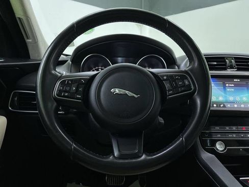 Used 2019 Jaguar F-PACE Premium image 8