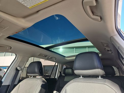 Certified 2022 Volkswagen Tiguan SE w/ Panoramic Sunroof Package image 12