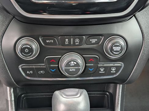 Used 2020 Jeep Cherokee Limited image 23