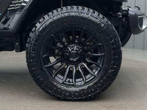 Used 2025 Jeep Wrangler Unlimited Sahara w/ Safety Group AWD/4WD image 9