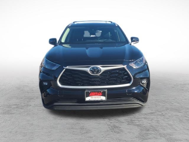 Used 2023 Toyota Highlander XLE AWD/4WD image 2