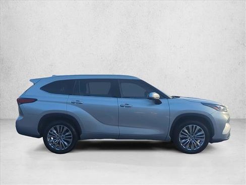 Used 2023 Toyota Highlander Platinum image 4
