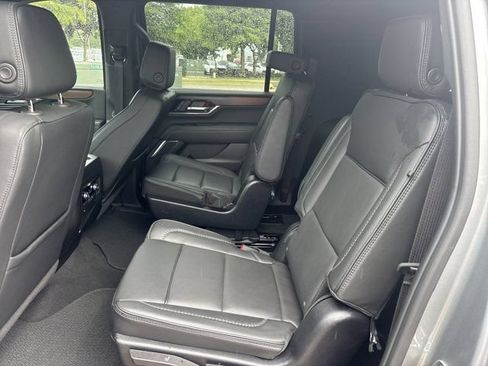Used 2025 GMC Yukon XL Denali AWD/4WD image 18