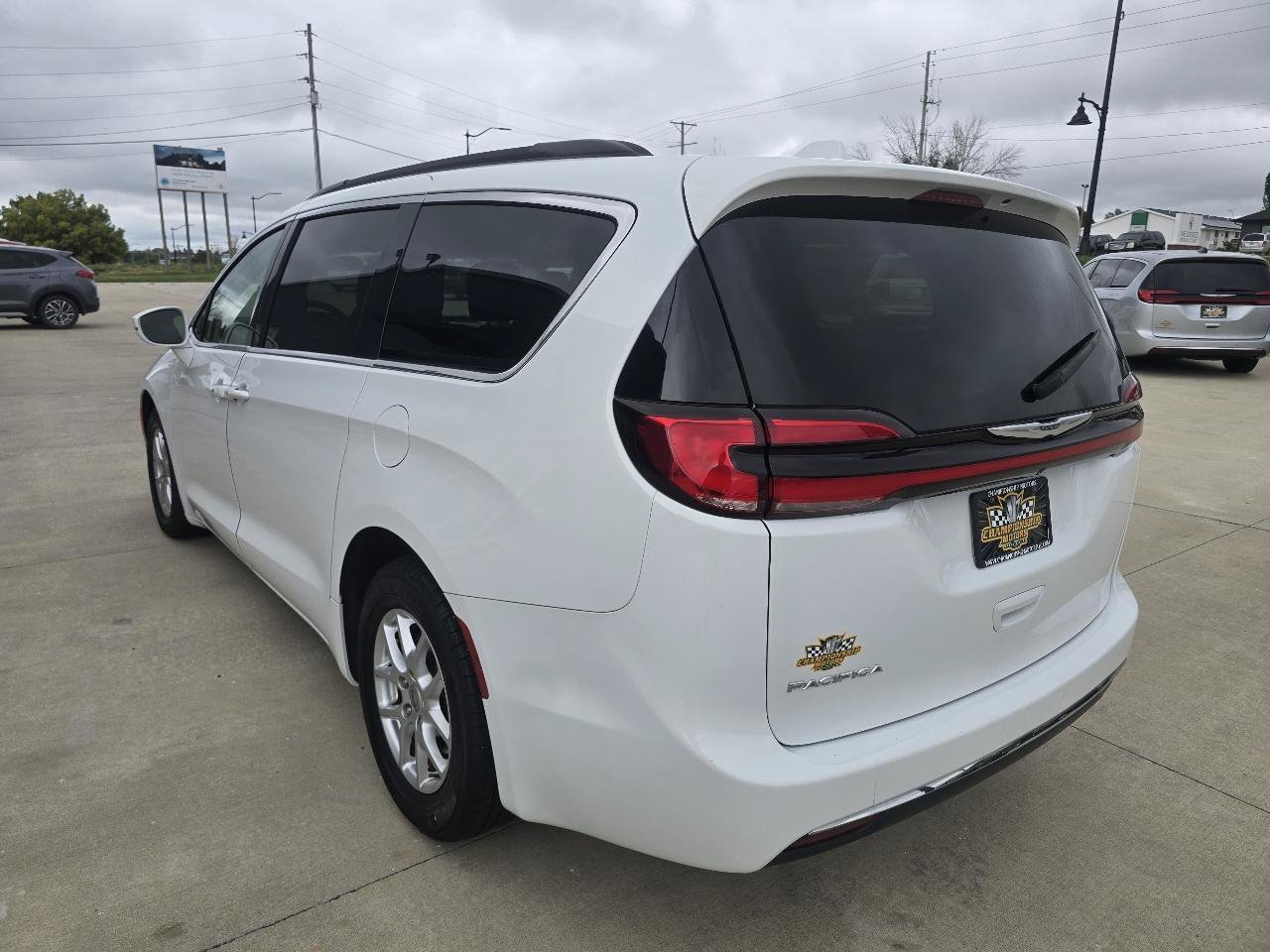 Used 2022 Chrysler Pacifica Touring-L FWD image 3