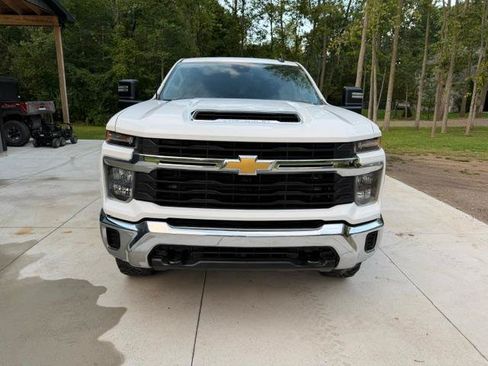 Used 2024 Chevrolet Silverado 2500 LT AWD/4WD image 3