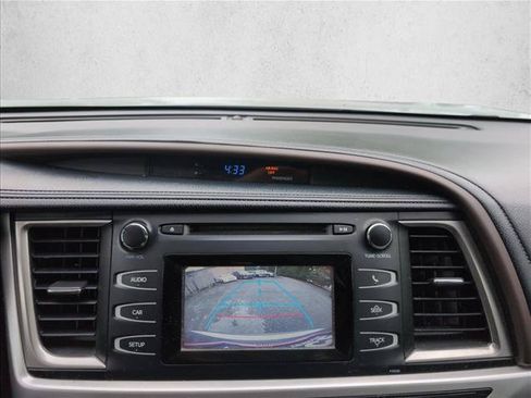 Used 2014 Toyota Highlander LE FWD image 13