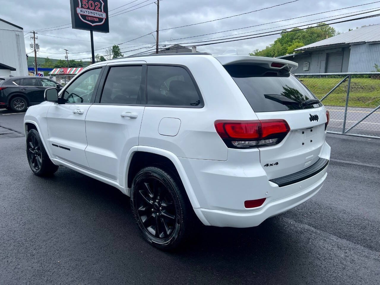 Used 2018 Jeep Grand Cherokee Altitude AWD/4WD image 4