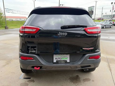 Used 2018 Jeep Cherokee Trailhawk AWD/4WD image 6