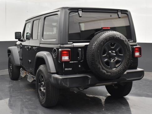 Used 2018 Jeep Wrangler Unlimited Sport AWD/4WD image 3