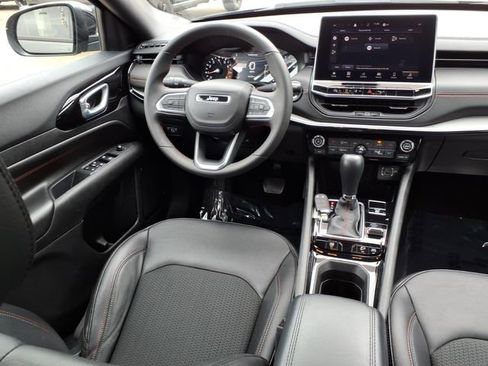 Used 2025 Jeep Compass Trailhawk AWD/4WD image 5