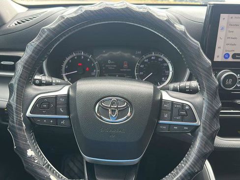 Used 2023 Toyota Highlander XLE FWD image 22