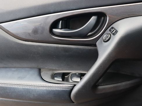 Used 2020 Nissan Rogue S FWD image 40