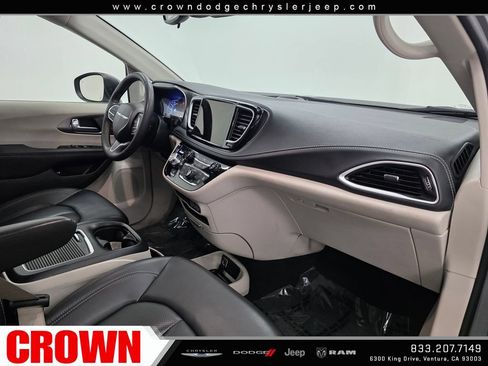 Used 2023 Chrysler Pacifica Touring-L FWD image 16