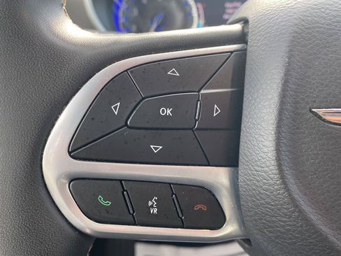 Used 2024 Chrysler Pacifica Touring-L FWD image 17