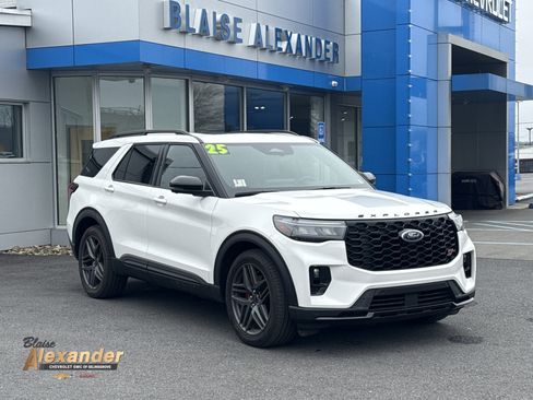 Used 2025 Ford Explorer ST image 1