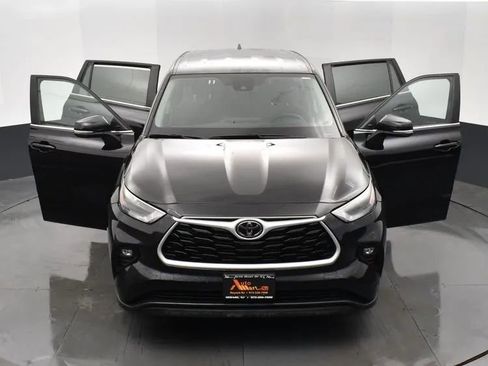 Used 2025 Toyota Highlander LE FWD image 10