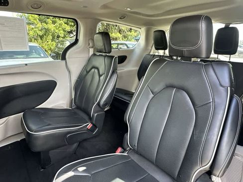 Used 2022 Chrysler Pacifica Limited image 22