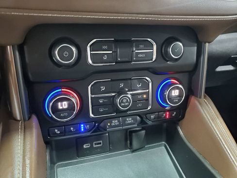 Used 2021 Chevrolet Suburban High Country w/ Premium Package RWD image 34