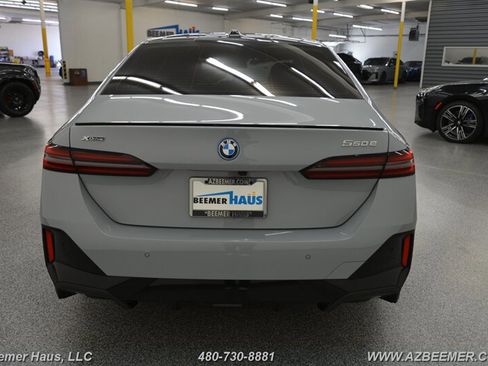 Used 2025 BMW 550e xDrive w/ Premium Package AWD/4WD image 10